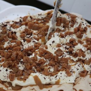 Salted caramel Pavlova